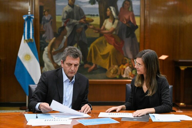 Las jubilaciones subirán 15,53% y darán tres bonos de $ 7000
