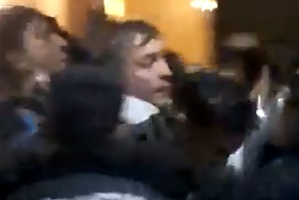 La policía porteña agredió e impidió entrar a Máximo Kirchner a la casa de CFK