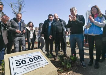 La Municipalidad plantó un chañar en la Isla de los Patos