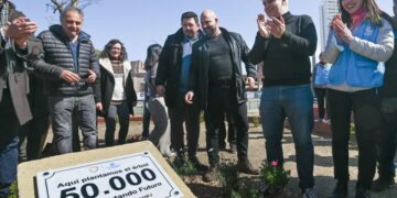 La Municipalidad plantó un chañar en la Isla de los Patos