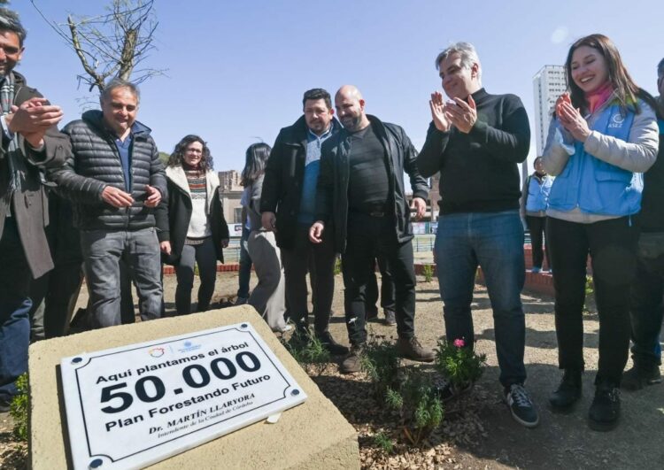 La Municipalidad plantó un chañar en la Isla de los Patos