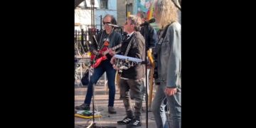 Un niño se perdió en San Telmo y una banda callejera improvisó una canción para encontrar al padre