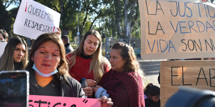 Así fue el abrazo de los familiares de los bebés fallecidos en el Neonatal