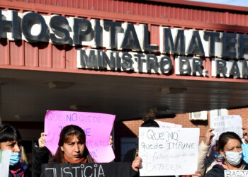 Así fue el abrazo de los familiares de los bebés fallecidos en el Neonatal