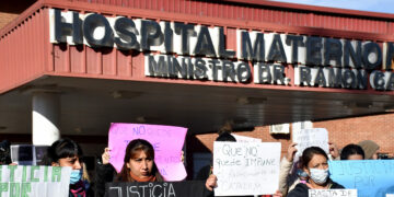 Así fue el abrazo de los familiares de los bebés fallecidos en el Neonatal