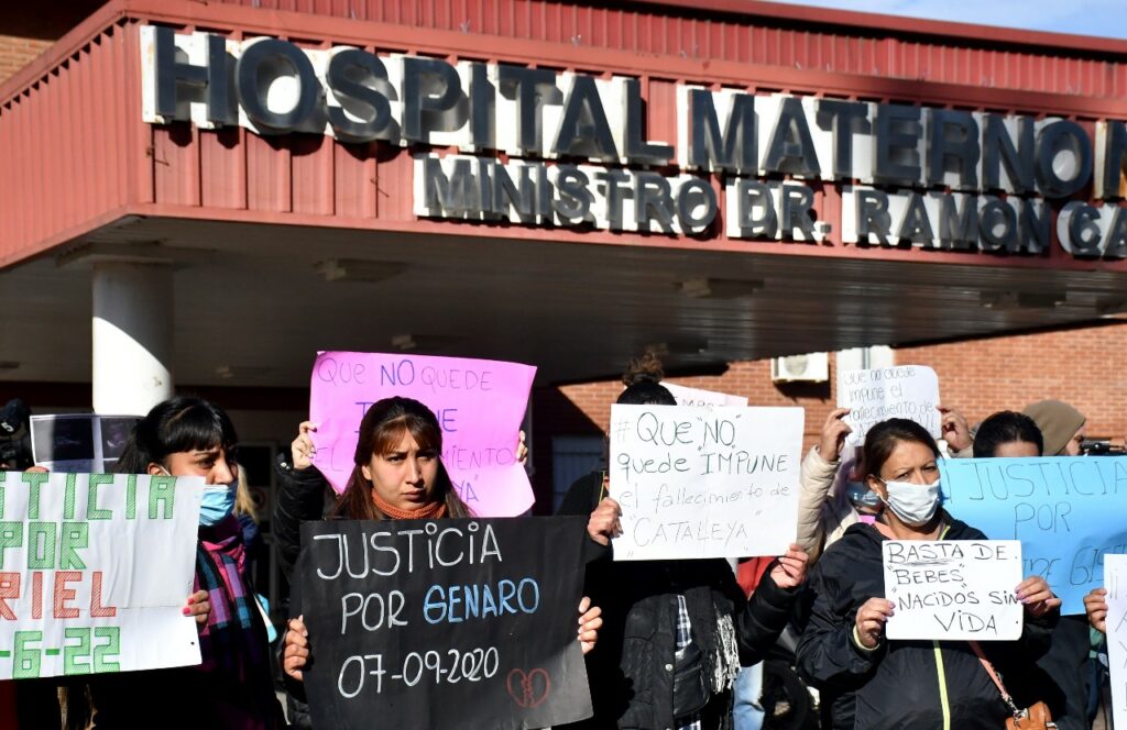 Críticas a la Provincia y reclamo de justicia frente al Hospital Neonatal