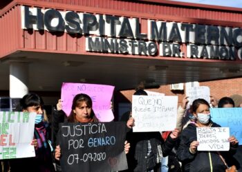 Críticas a la Provincia y reclamo de justicia frente al Hospital Neonatal