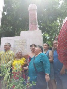 Pidió que colocaran la estatua de un pene gigante sobre su tumba y sus amigas cumplieron su deseo