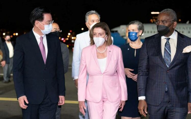 La líder demócrata Nancy Pelosi arribó ayer con una comitiva norteamericana a Taipéi.