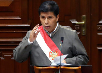 El presidente de Perú anuncia plan para expulsar del país a delincuentes extranjeros