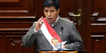 El presidente de Perú anuncia plan para expulsar del país a delincuentes extranjeros