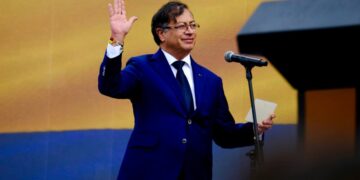 Petro asumió con la promesa de pacificar Colombia