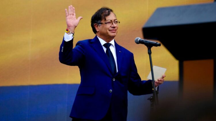 Petro asumió con la promesa de pacificar Colombia