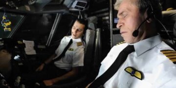 Dos pilotos se durmieron en pleno vuelo, se pasaron del destino y se despertaron de una insólita manera
