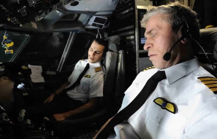 Dos pilotos se durmieron en pleno vuelo, se pasaron del destino y se despertaron de una insólita manera