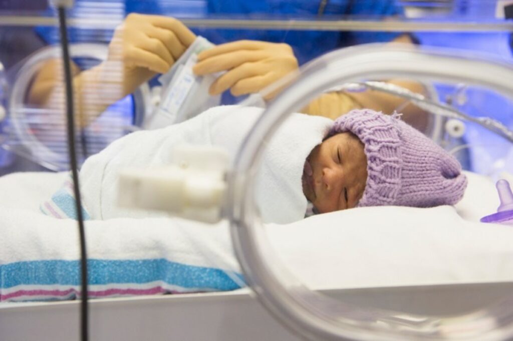 La tasa de mortalidad infantil mantuvo su descenso en 2021