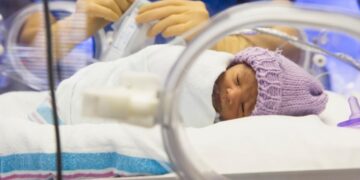 La tasa de mortalidad infantil mantuvo su descenso en 2021