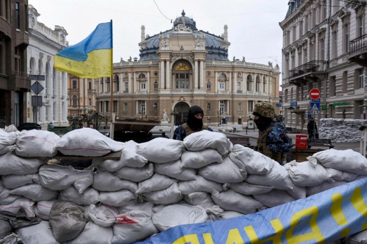 Los soldados ucranianos se preparan para recibir a las tropas invasoras en la ciudad de Odessa.