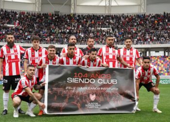 No le quiere perder pisada