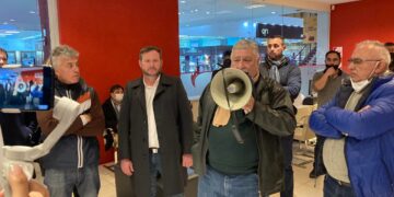 Protestaron contra un despido en el Banco Dino