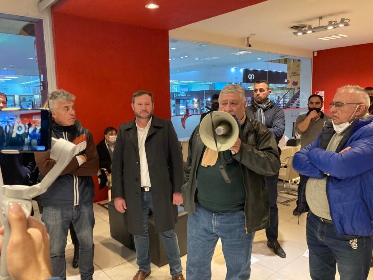 Protestaron contra un despido en el Banco Dino