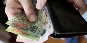 Acuerdan actualizar el mínimo un 21% en 3 tramos de 7% y revisar ese ingreso en noviembre