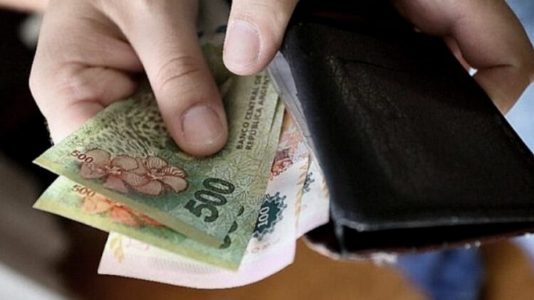 Acuerdan actualizar el mínimo un 21% en 3 tramos de 7% y revisar ese ingreso en noviembre