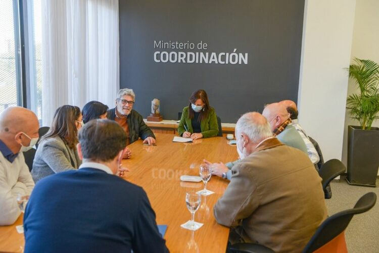Pihen (SEP) selló el acuerdo con Rivero, secretaria General de la Gobernación.