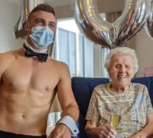 Le contrataron un stripper para su cumpleaños número 106