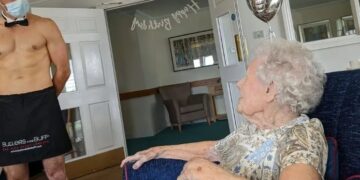 Le contrataron un stripper para su cumpleaños número 106