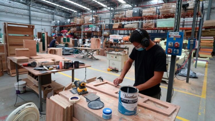 Los salarios en blanco le van ganando a la inflación este año