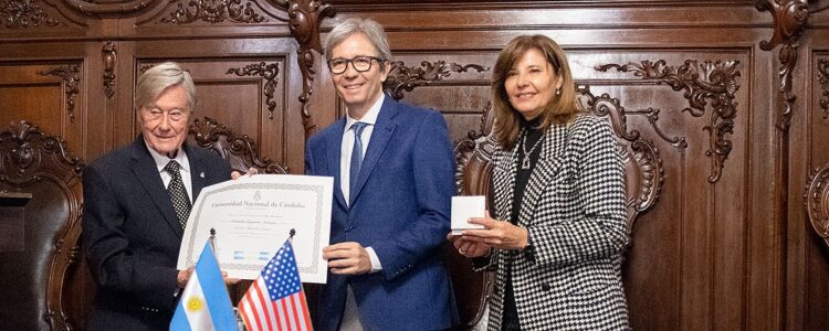 Honoris Causa al académico Arriaga