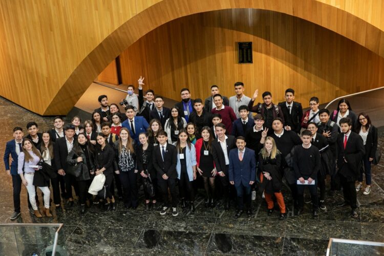 Estudiantes debatieron como legisladores en la Unicameral