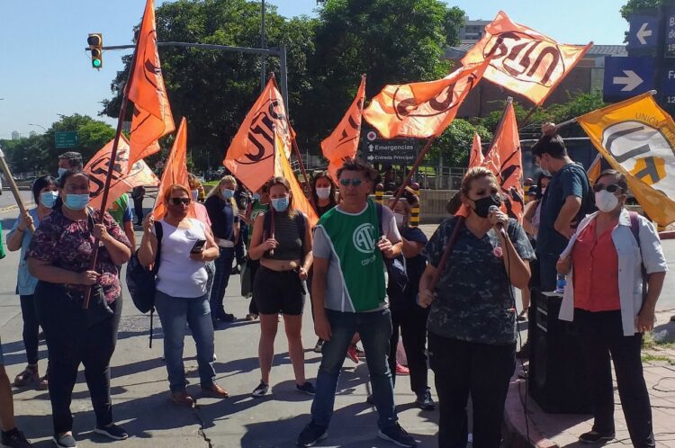 Trabajadores de la salud exigen un salario básico de $ 119.000