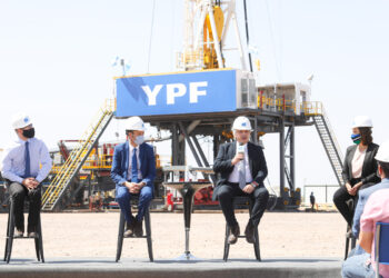 Anuncian una alianza entre YPF y la malaya Petronas para impulsar la exportación de GNL