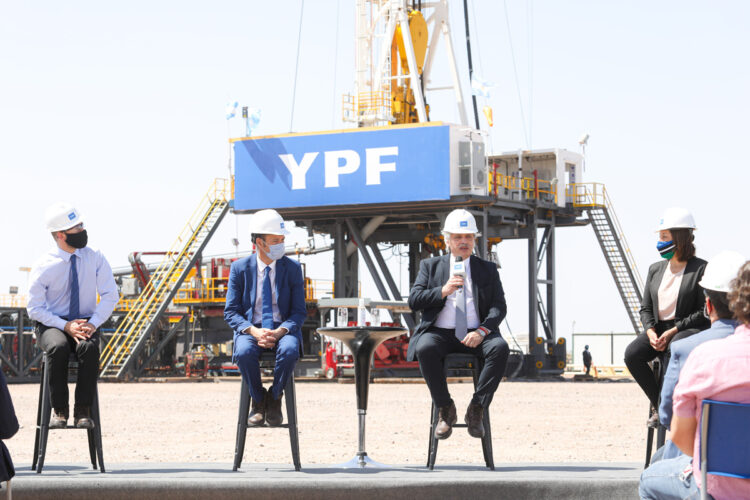 Anuncian una alianza entre YPF y la malaya Petronas para impulsar la exportación de GNL