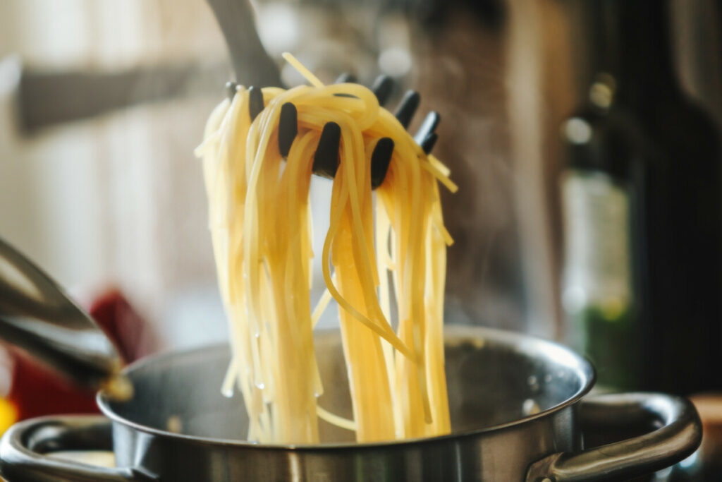 Cocinar la pasta con el fuego apagado, la interesante modalidad adoptada por los italianos tras la crisis energética