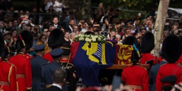 Multitudinaria despedida a la reina Isabel II