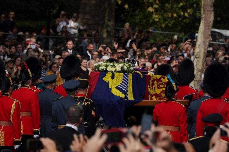 Miles de personas de todas las edades buscan dar el último adiós a su reina