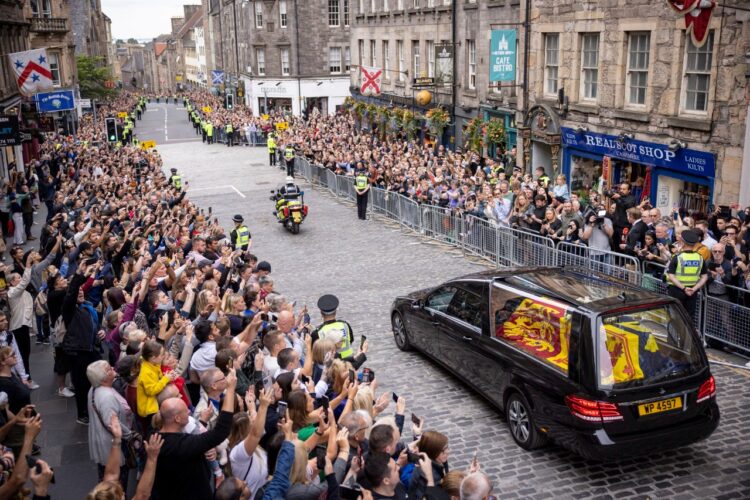 Una multitud acompañó ayer el paso del coche fúnebre por Edimburgo.