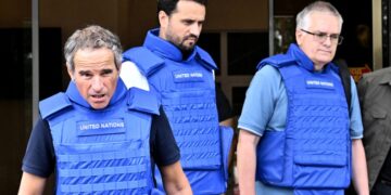 El jefe de la agencia nuclear de la ONU dijo que hay «impactos de bombardeos» en Zaporiyia