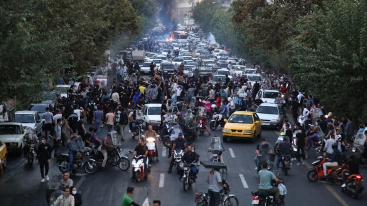 Suben a 35 los muertos en Irán por las protestas por la muerte de una joven