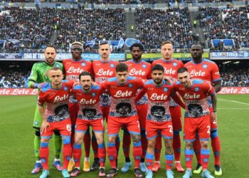La imagen de Maradona no podrá estar más en las camisetas del Napoli