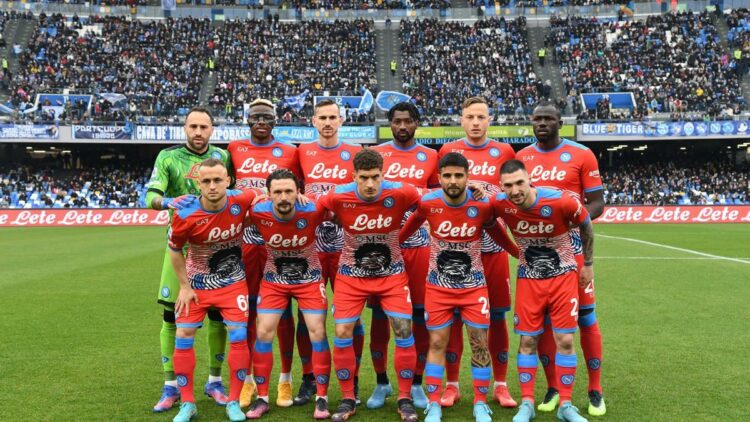 La imagen de Maradona no podrá estar más en las camisetas del Napoli