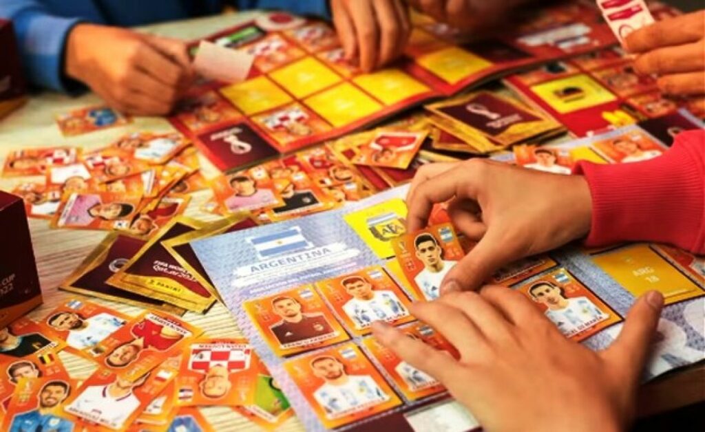 Una escuela prohibió el intercambio de las figuritas del mundial de Qatar 2022