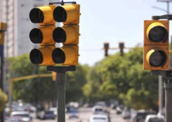 El “girasemáforos”, un personaje «de leyenda» que actúa San Vicente