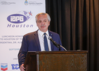 Fernández llamó a empresarios del sector energético a «asociarse» con Argentina y «hacer negocios»