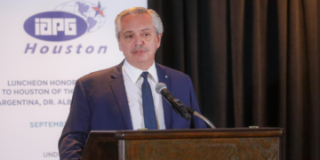 Fernández llamó a empresarios del sector energético a «asociarse» con Argentina y «hacer negocios»