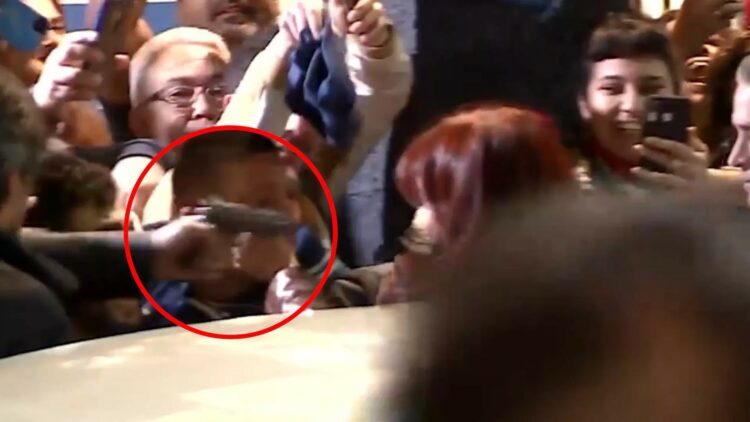 Por un tatuaje, identifican la mano de Sabag como la que gatilló el arma ante la Vicepresidenta