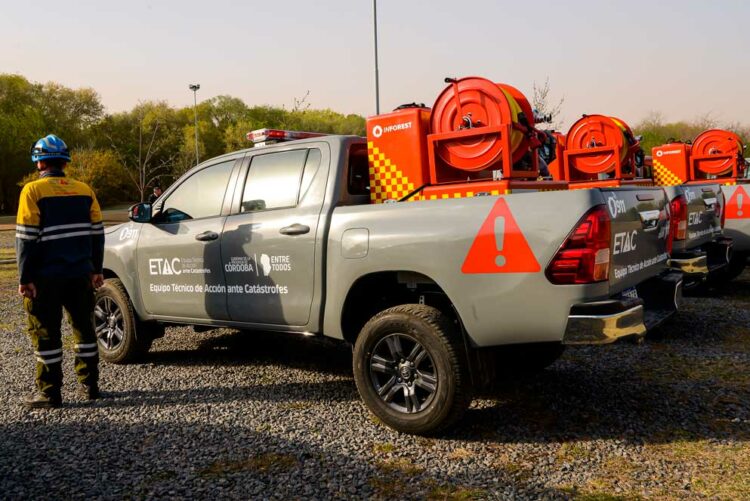 Se destinaron 16 nuevas camionetas para combatir los incendios forestales